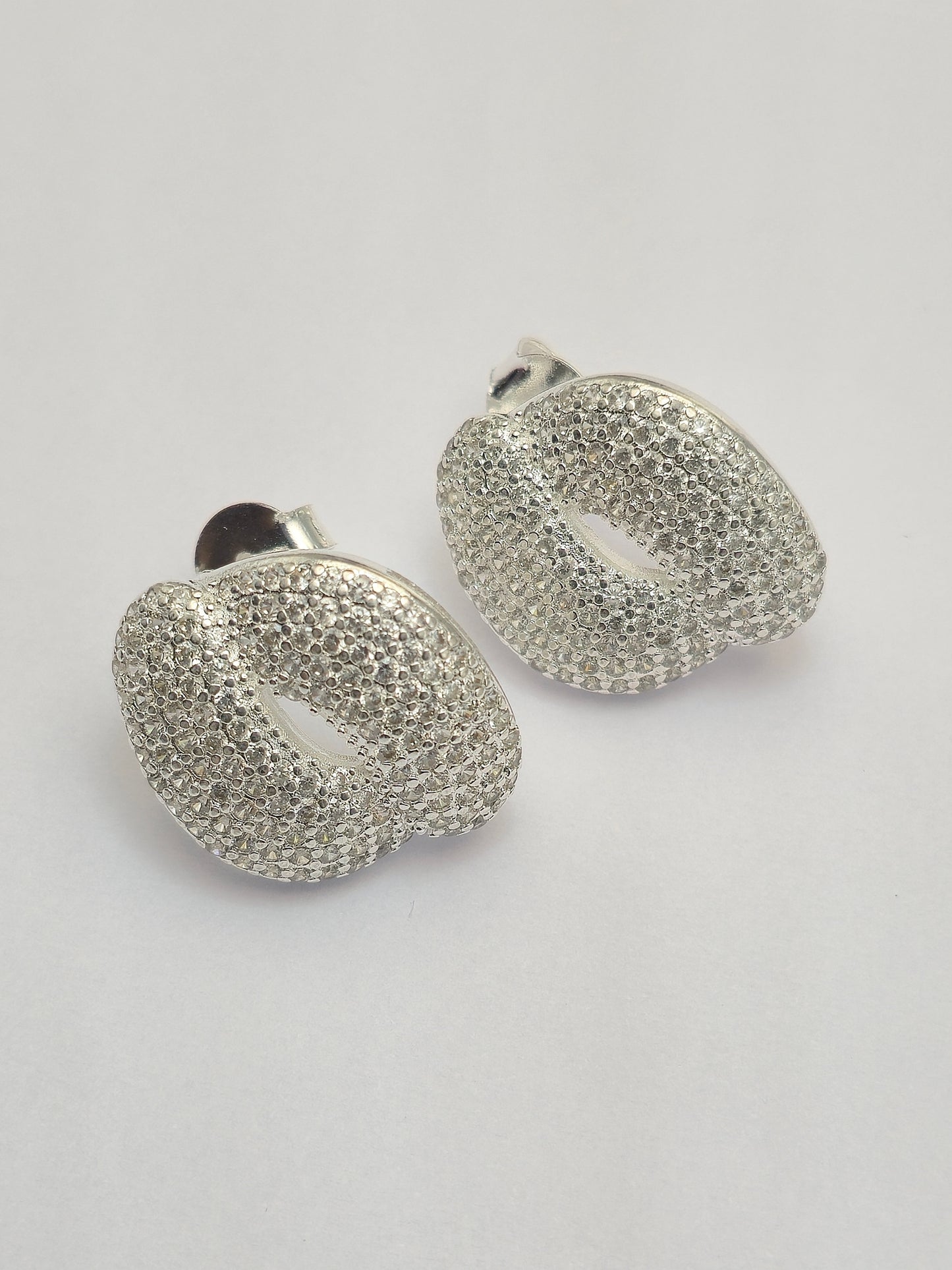 Pendientes de nudo con circonitas
