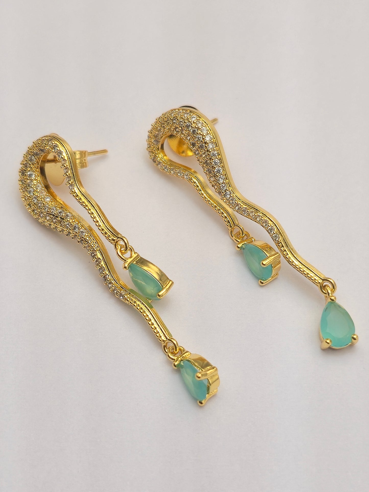 Brinco Ondulado Cravejado com Pedras Gota