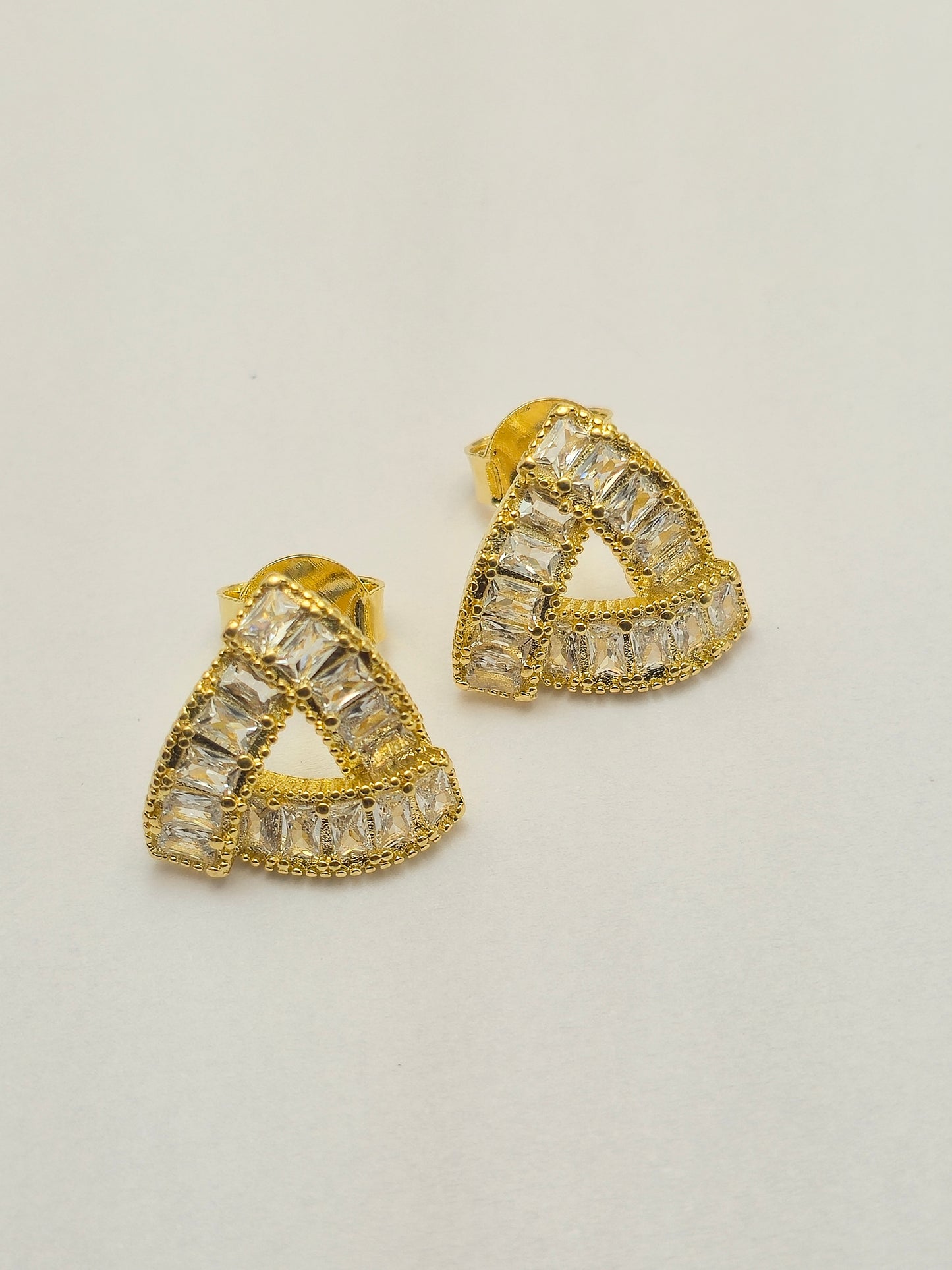 Brinco Triangular Cravejado Dourado