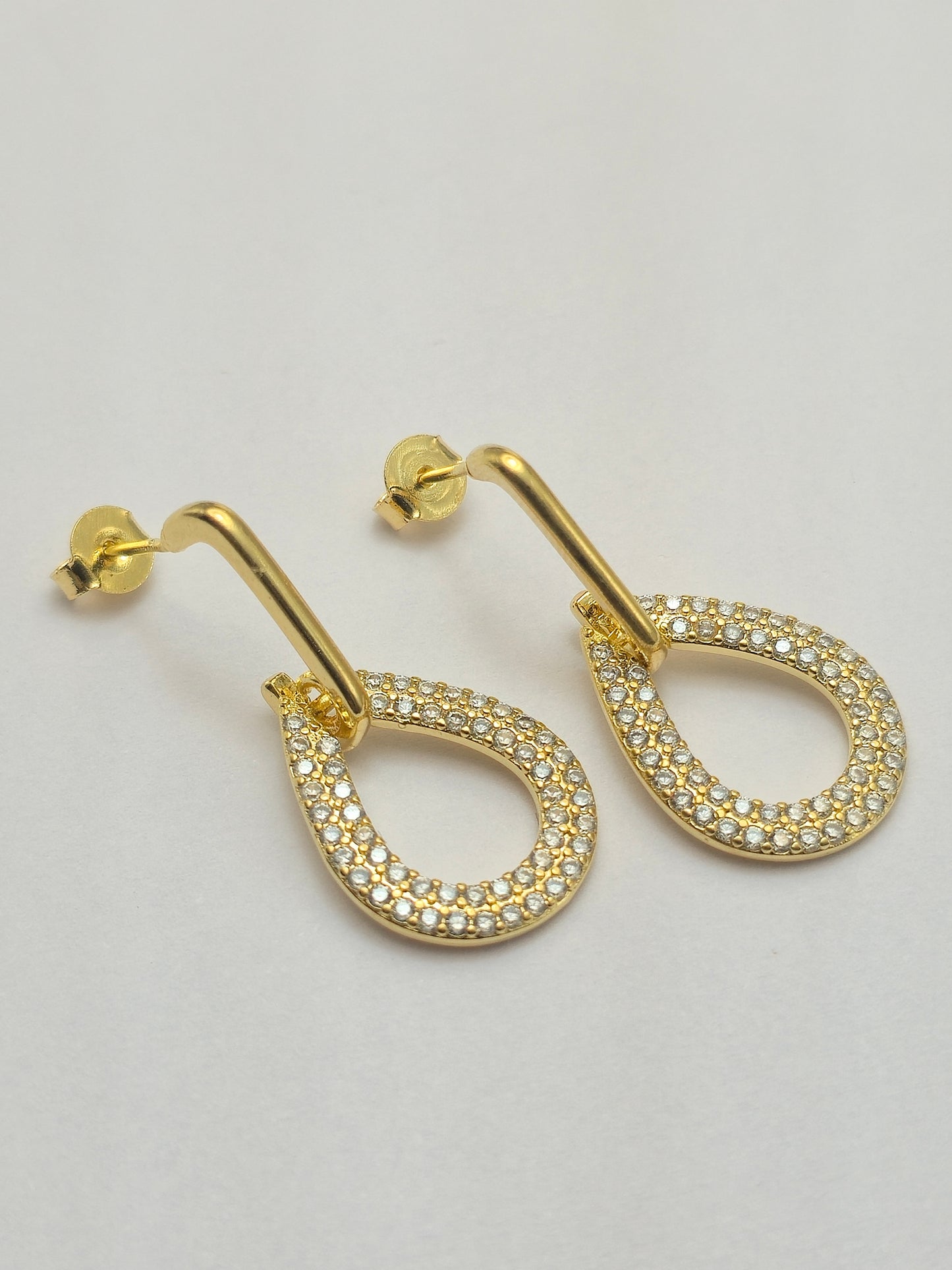 Brinco Gota Cravejada com Haste Dourada