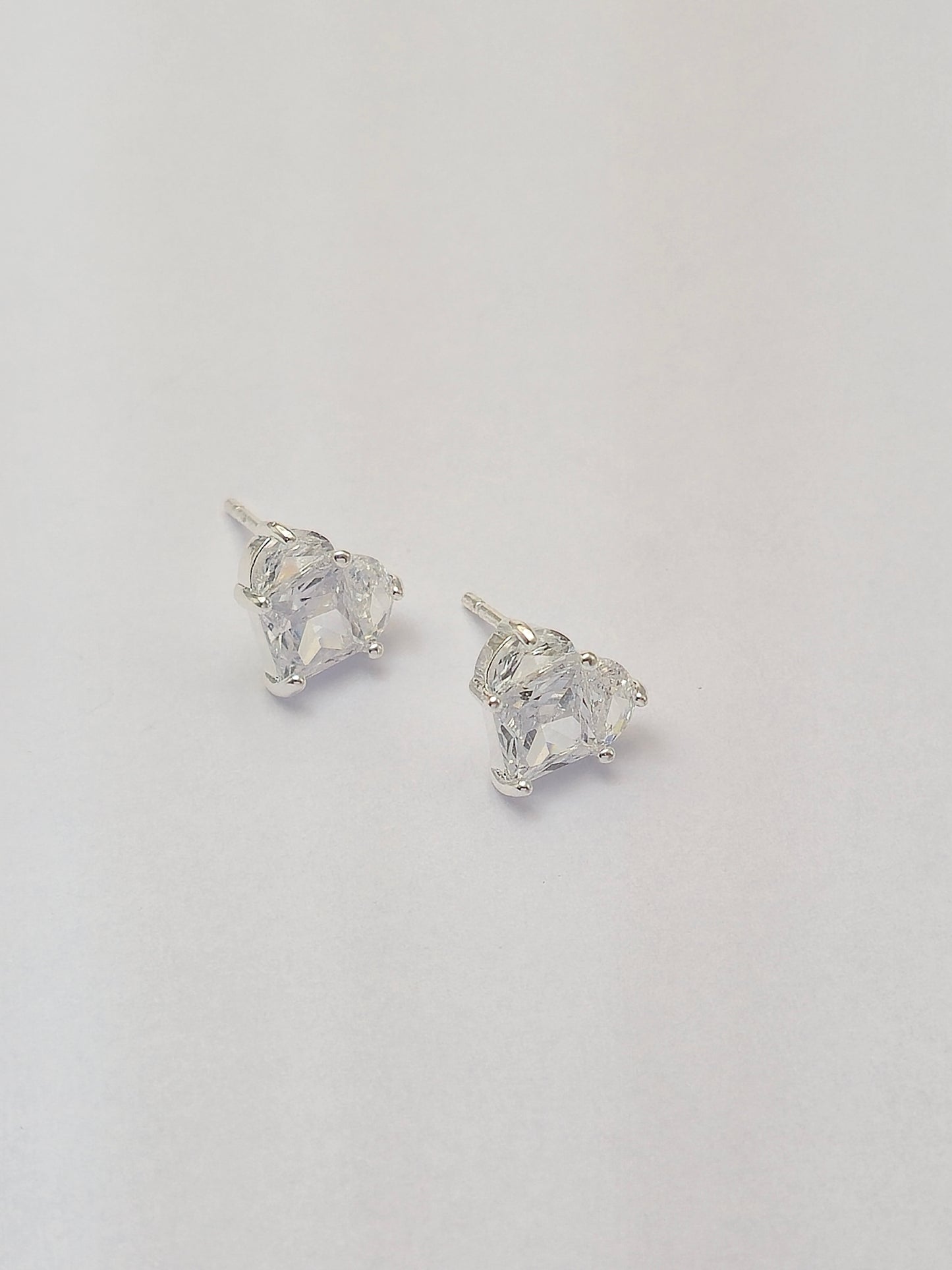 Brinco Ponto de Luz Coração Zircônia 6 Garras Banhado