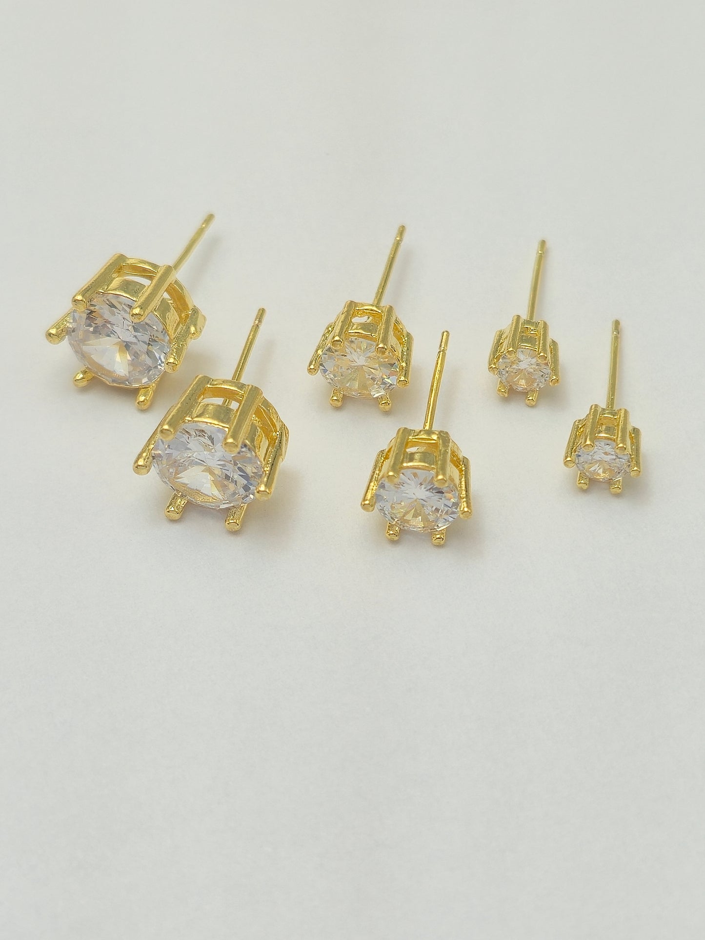 Brinco Ponto de Luz Zircônia Redonda Engaste Alto Banhado a Ouro