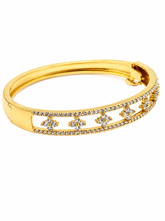 Bracelete Rígido Dourado Vazado Flores Cravejadas
