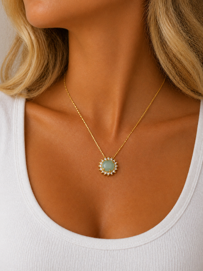 Colar Pedra Verde Halo Zircônias Banhado a Ouro