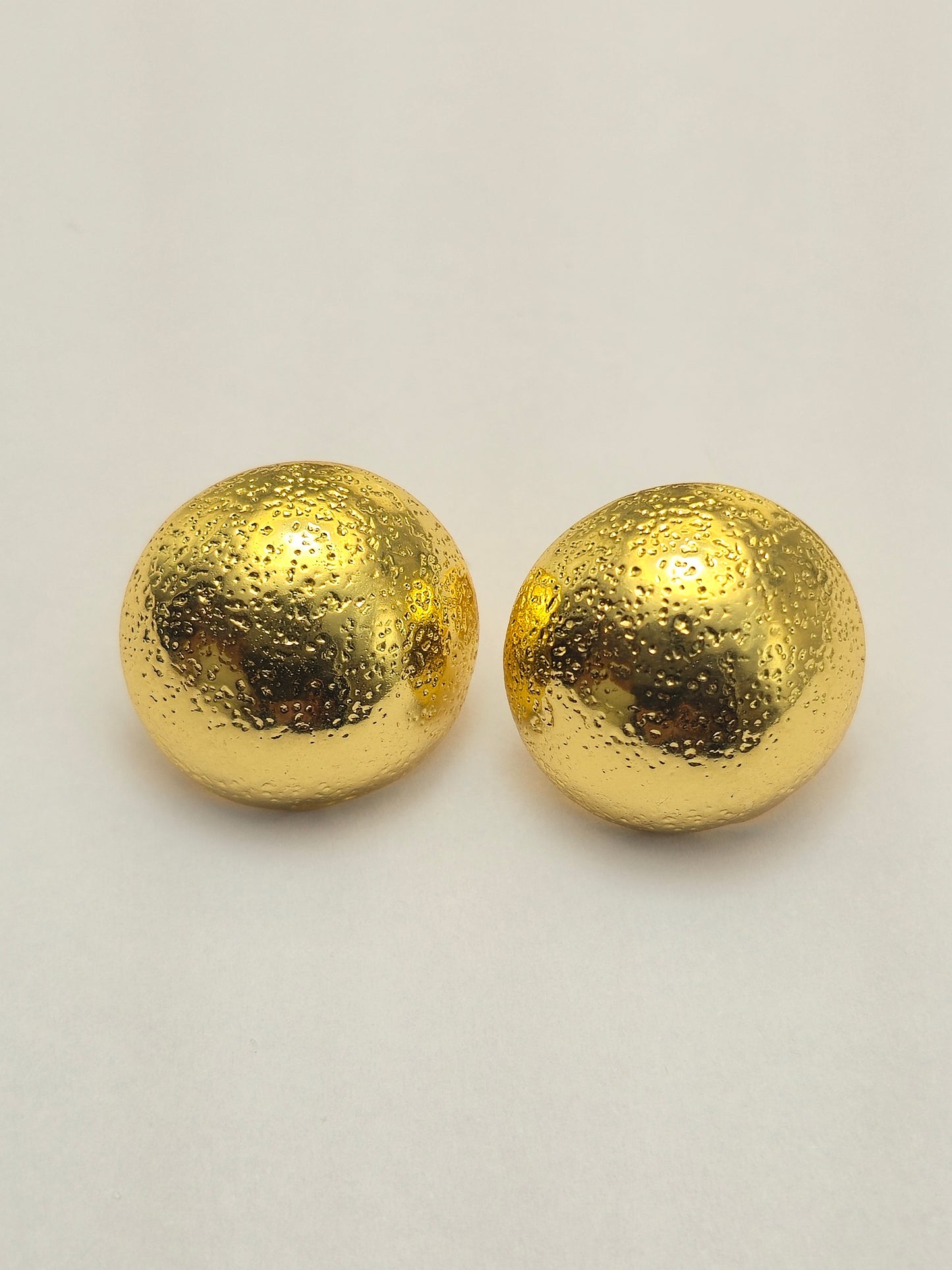 Brinco Esfera Martelada Dourada